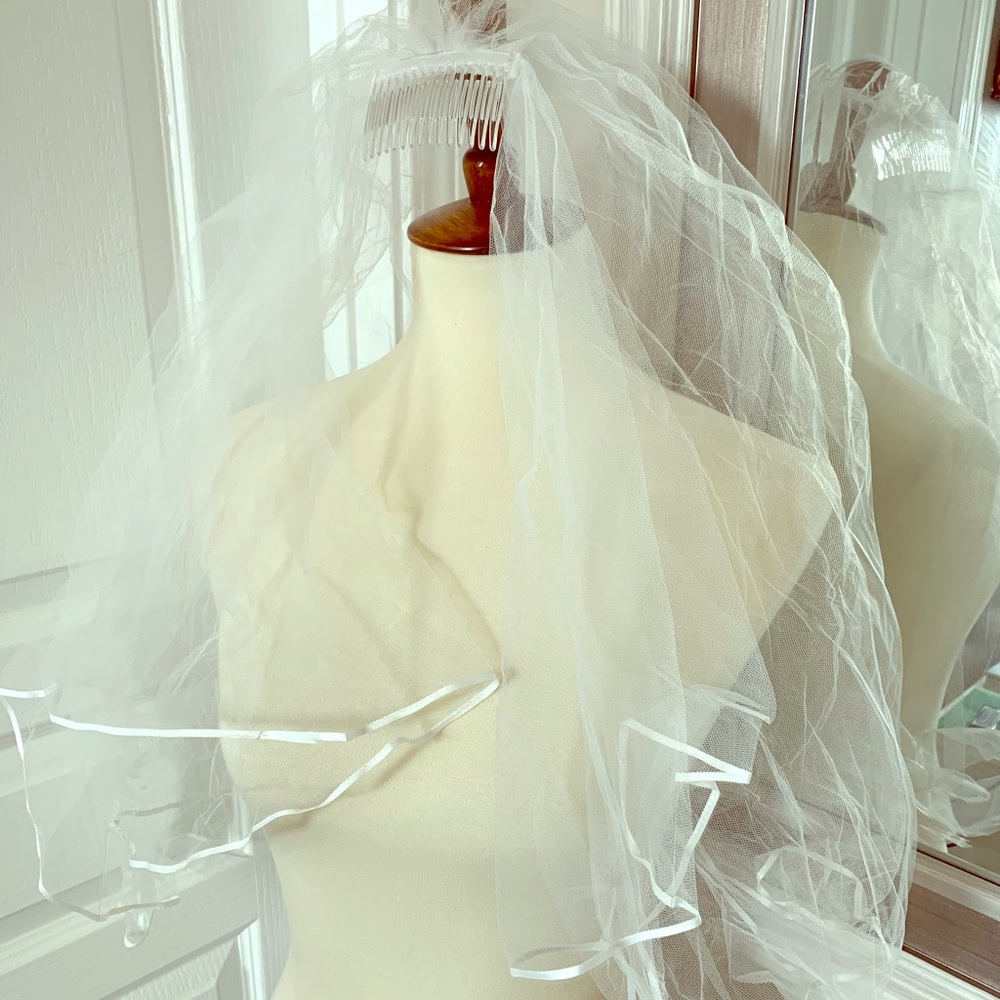 Bridal veil with double tier and satin ribbon